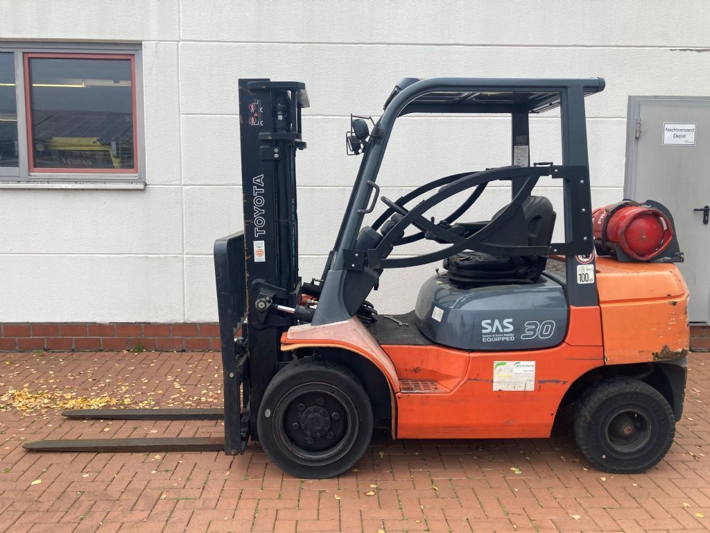 Toyota 02-7FGF30 Treibgasstapler agravis-stapler.de