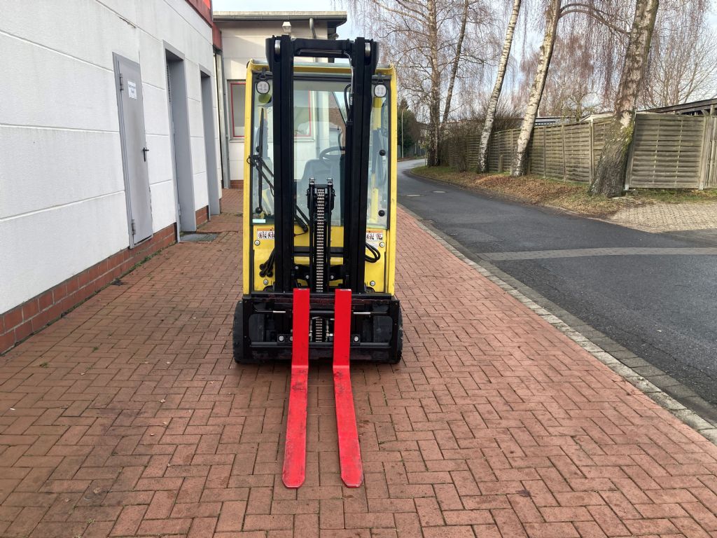 Hyster J 2.0 XNT LWB Elektro 3 Rad-Stapler agravis-stapler.de