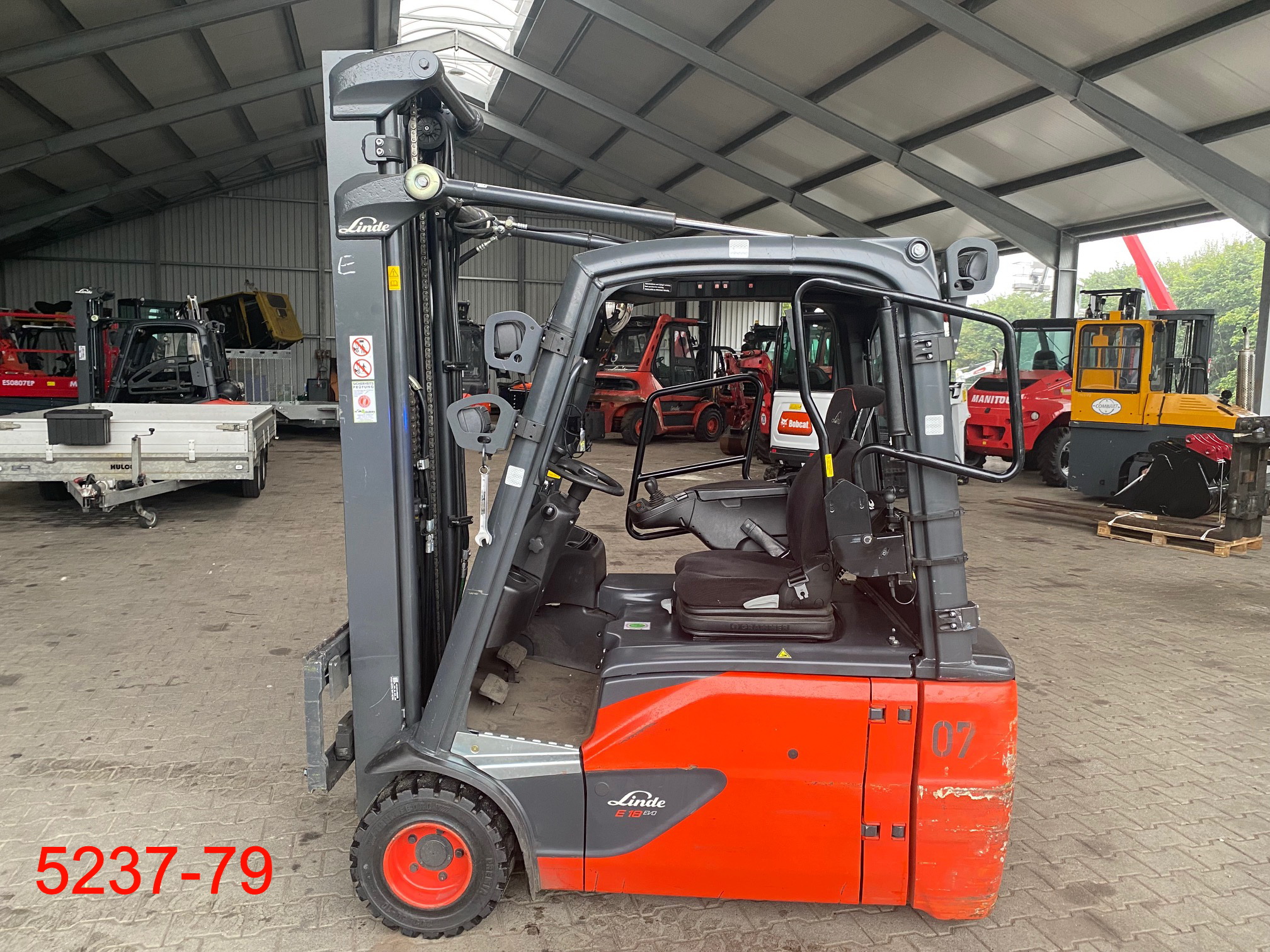 Linde-E 18 L 02 EVO-Elektro 3 Rad-Stapler-www.heftruckcentrumemmen.nl