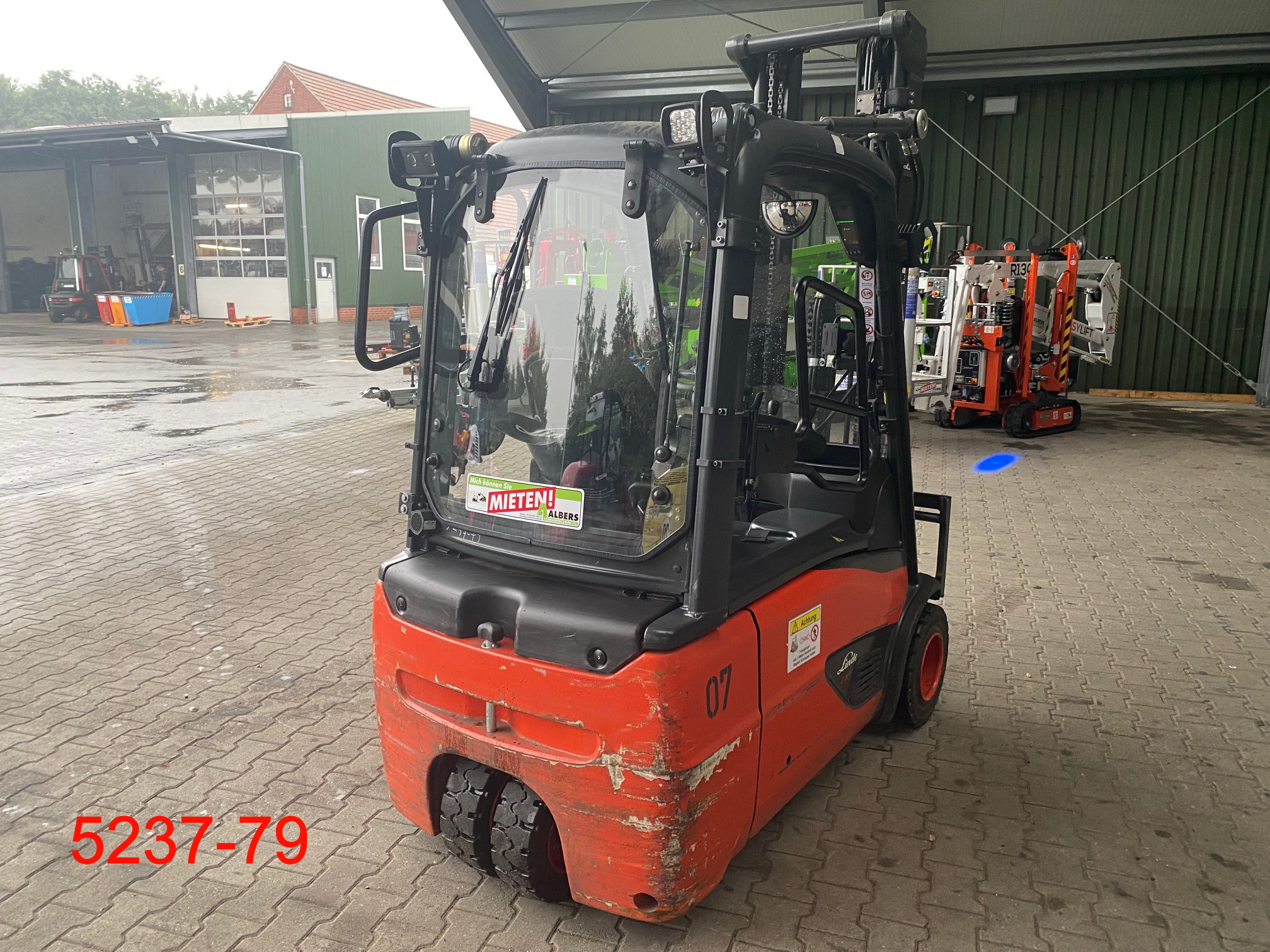 Linde-E 18 L 02 EVO-Elektro 3 Rad-Stapler-www.heftruckcentrumemmen.nl