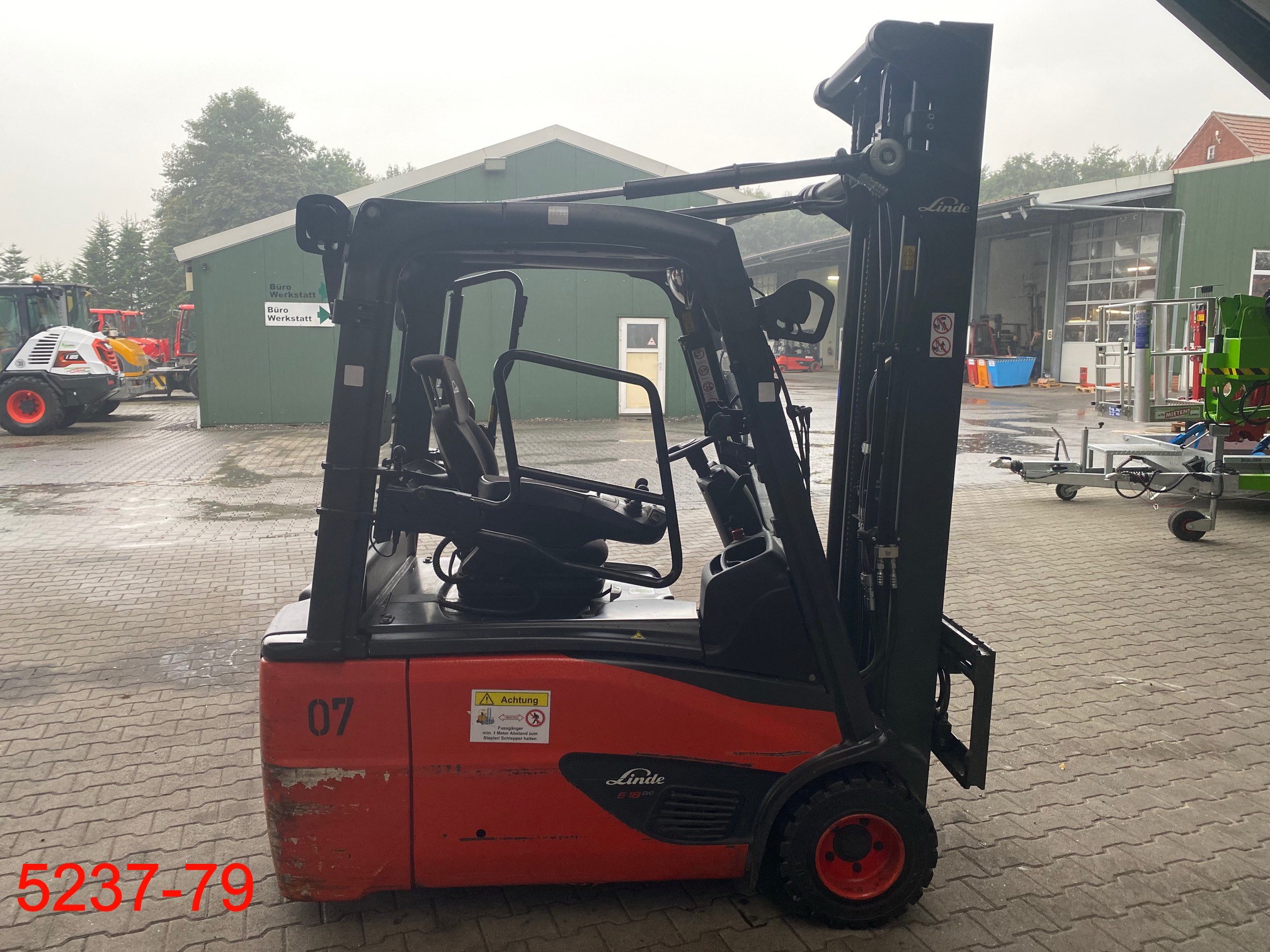 Linde-E 18 L 02 EVO-Elektro 3 Rad-Stapler-www.heftruckcentrumemmen.nl