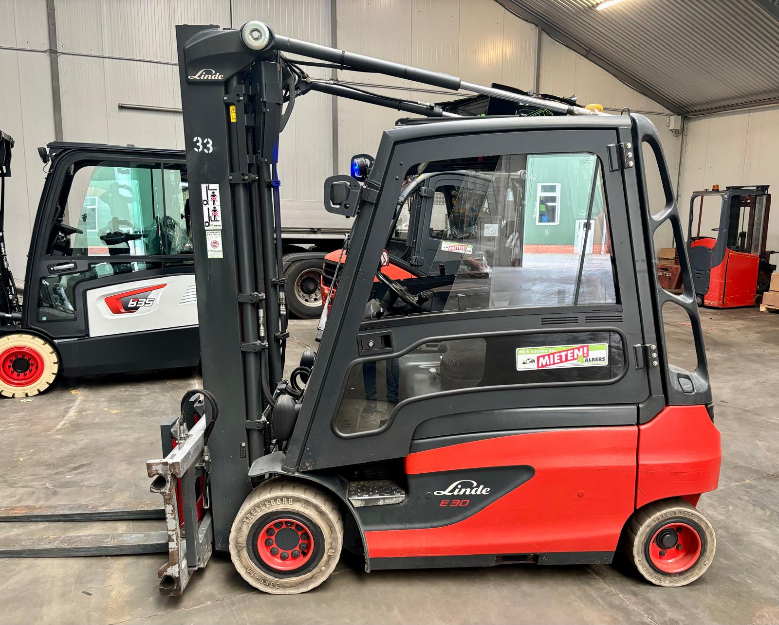 Linde-E 30 - 01-Elektro 4 Rad-Stapler-www.heftruckcentrumemmen.nl
