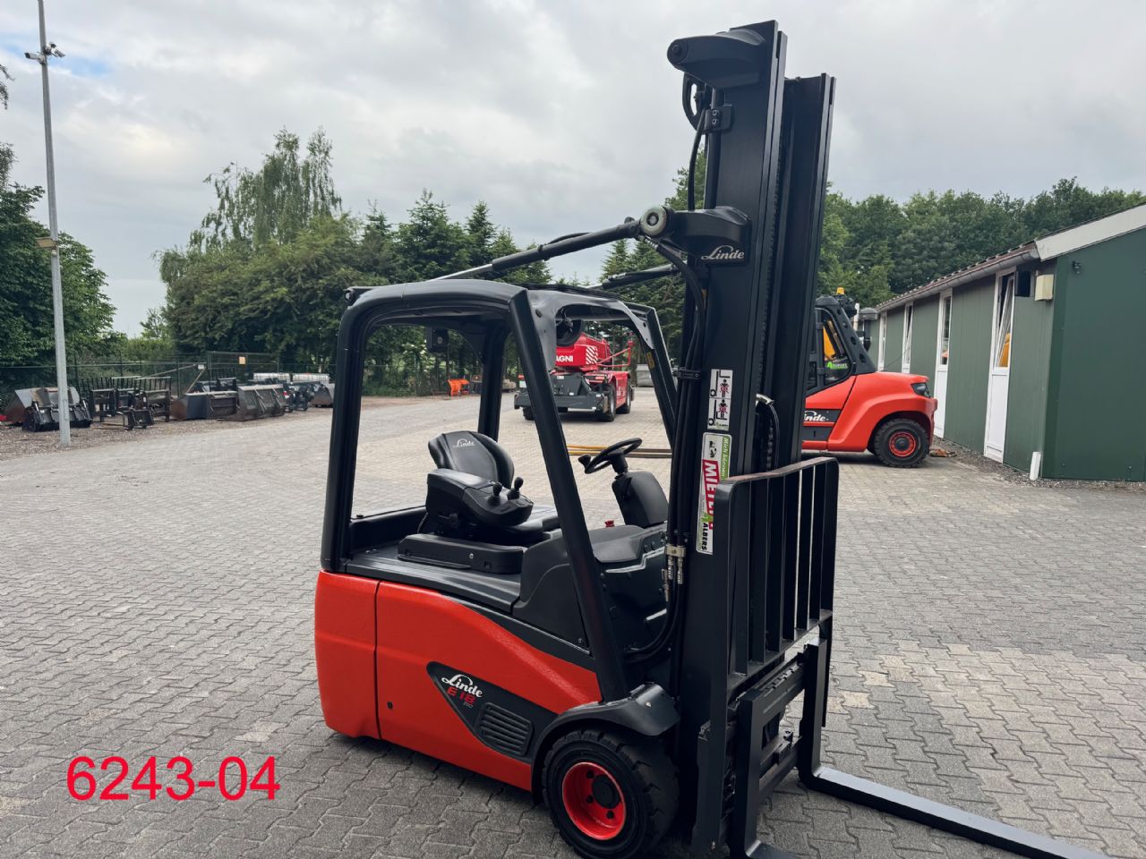 Linde-E 18 02 EVO-Elektro 3 Rad-Stapler-www.albers-gabelstapler.de