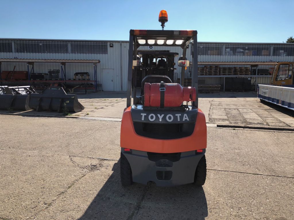 Toyota-02-8FGF25-Treibgasstapler-http://www.anders-gabelstapler.de