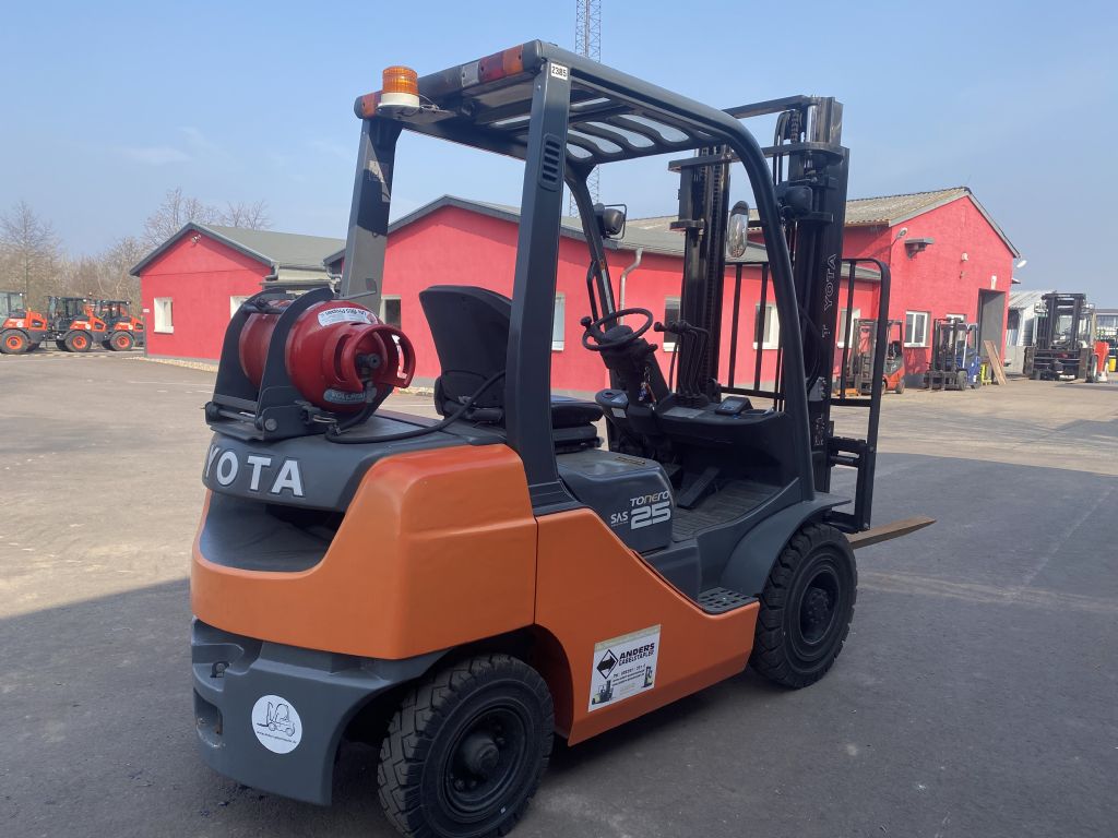 Toyota-02-8FGF25-Treibgasstapler-http://www.anders-gabelstapler.de