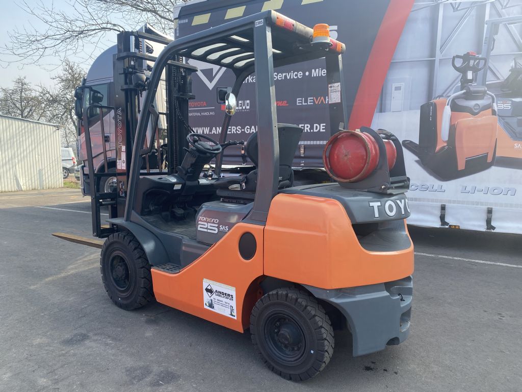Toyota-02-8FGF25-Treibgasstapler-http://www.anders-gabelstapler.de