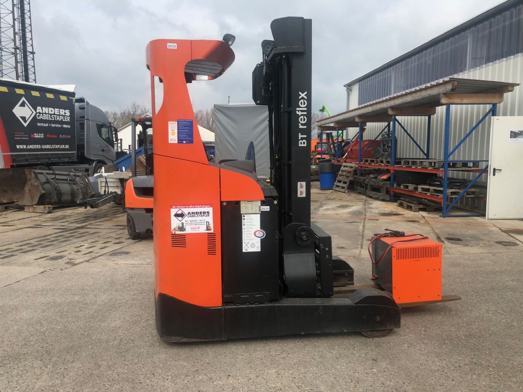 BT RRE200 Schubmaststapler www.anders-gabelstapler.de
