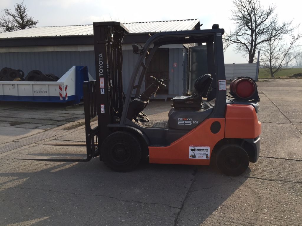Toyota-02-8FGF25-Treibgasstapler-http://www.anders-gabelstapler.de