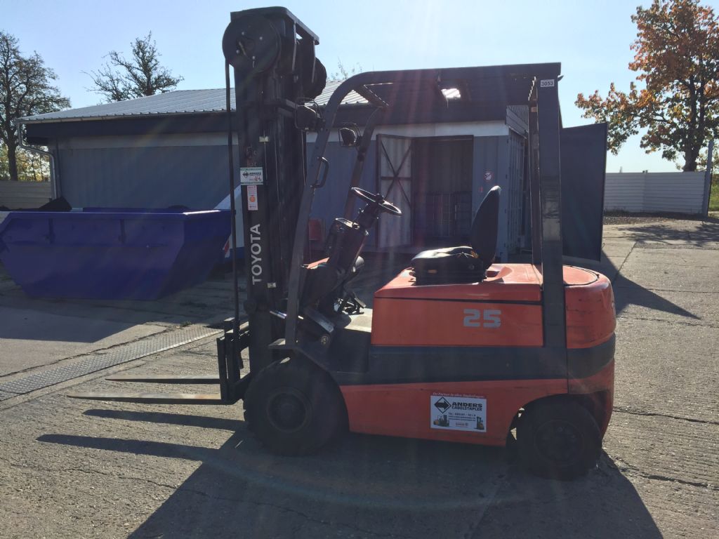 Toyota-FBMF25-Elektro 4 Rad-Stapler-http://www.anders-gabelstapler.de