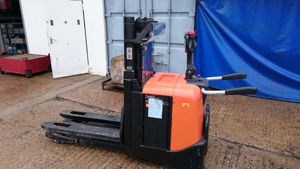 BT-SPE200D-Deichselstapler-http://www.anders-gabelstapler.de