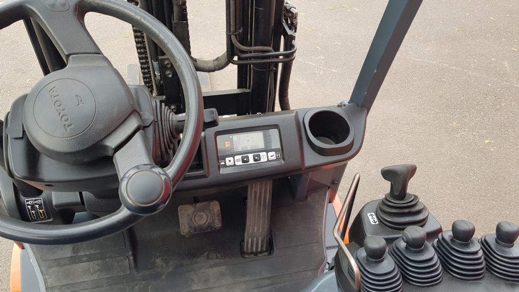 Toyota-8FBET16-Elektro 3 Rad-Stapler-http://www.anders-gabelstapler.de