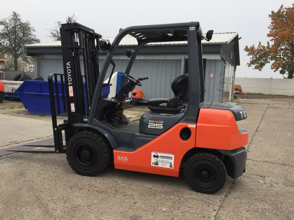 Toyota 02-8FDF25 Dieselstapler www.anders-gabelstapler.de