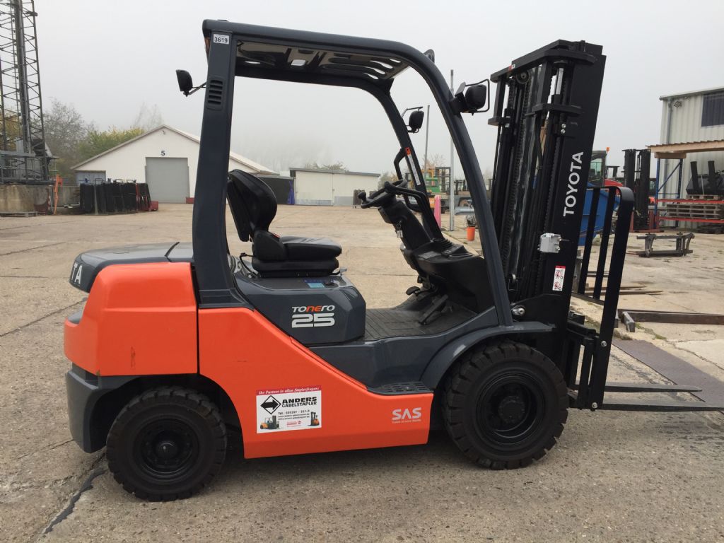 Toyota-02-8FDF25-Dieselstapler-http://www.anders-gabelstapler.de