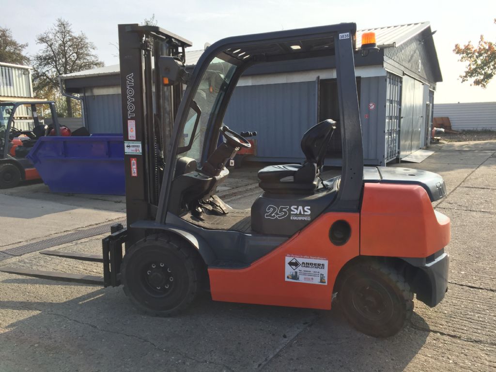 Toyota-02-8FDF25-Dieselstapler-http://www.anders-gabelstapler.de