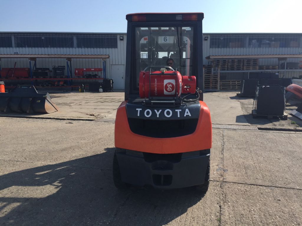Toyota-02-8FGF30-Treibgasstapler-http://www.anders-gabelstapler.de