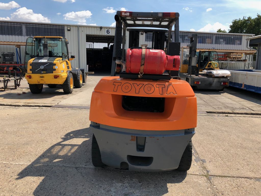 Toyota-02-7FGA50-Treibgasstapler-http://www.anders-gabelstapler.de