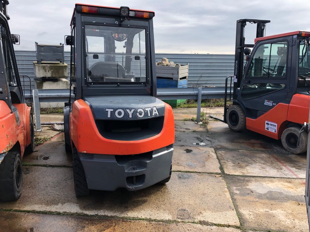 Toyota-02-8FDF30-Dieselstapler-http://www.anders-gabelstapler.de