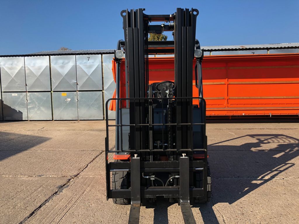 Toyota-8FBMKT25-Elektro 4 Rad-Stapler-http://www.anders-gabelstapler.de
