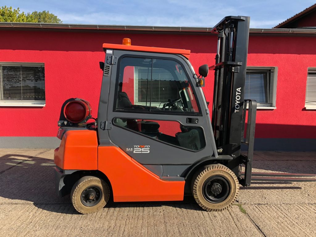 Toyota-02-8FGF25-Treibgasstapler-http://www.anders-gabelstapler.de