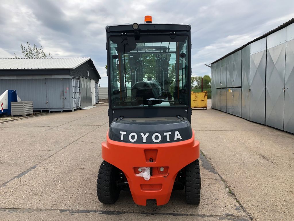 Toyota-8FBMT50-Elektro 4 Rad-Stapler-http://www.anders-gabelstapler.de