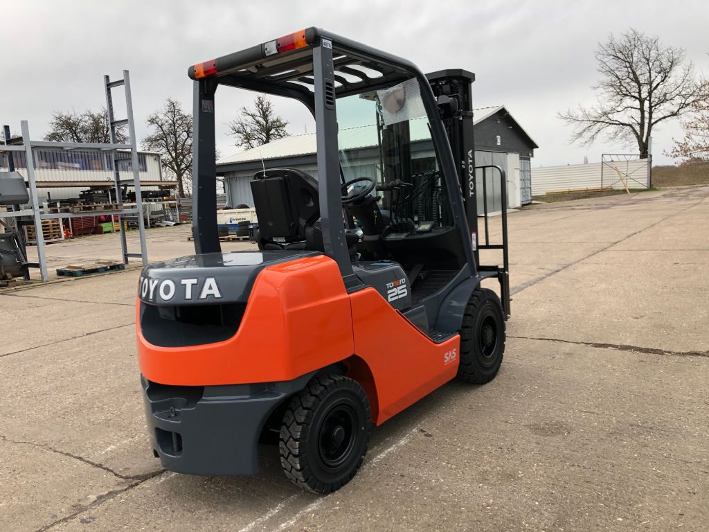 Toyota-02-8FDF25-Dieselstapler-http://www.anders-gabelstapler.de