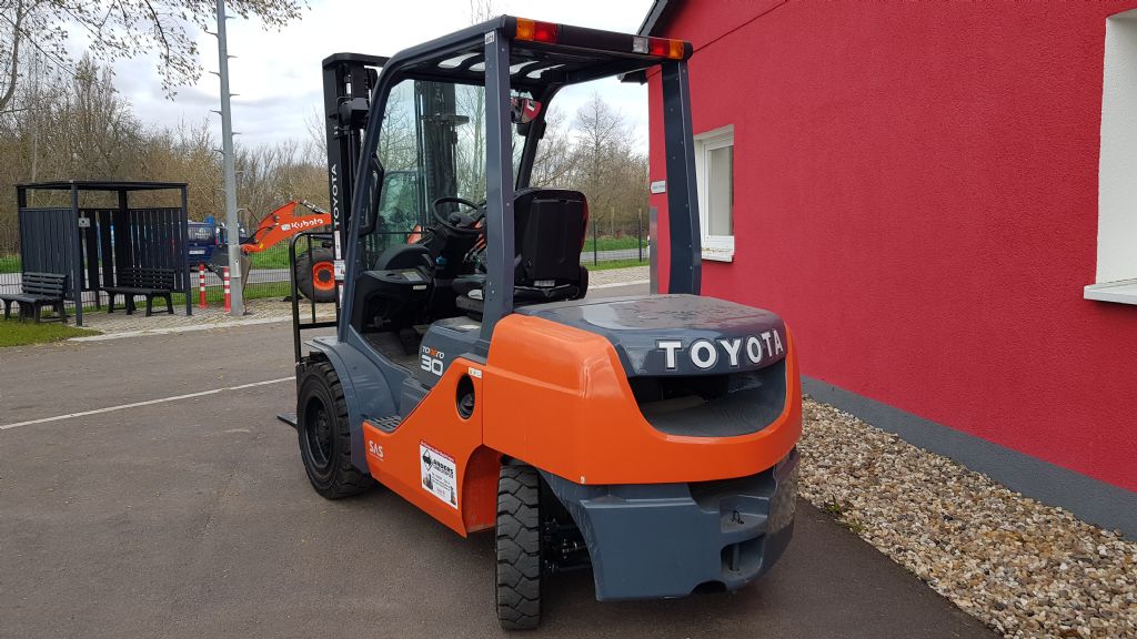 Toyota-02-8FDF30-Dieselstapler-http://www.anders-gabelstapler.de
