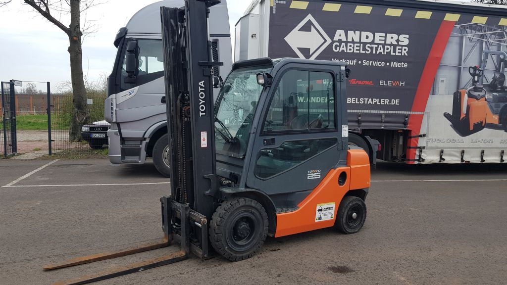 Toyota-02-8FDF25-Dieselstapler-http://www.anders-gabelstapler.de