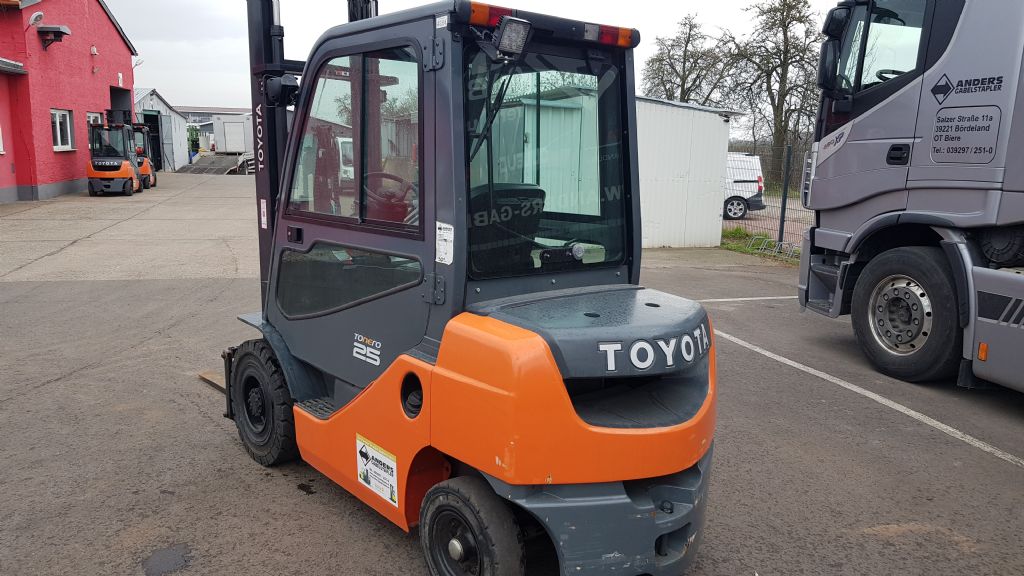 Toyota-02-8FDF25-Dieselstapler-http://www.anders-gabelstapler.de
