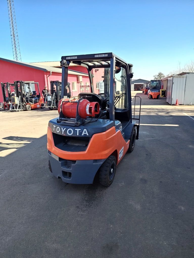 Toyota 02-8FGF25 Treibgasstapler www.anders-gabelstapler.de