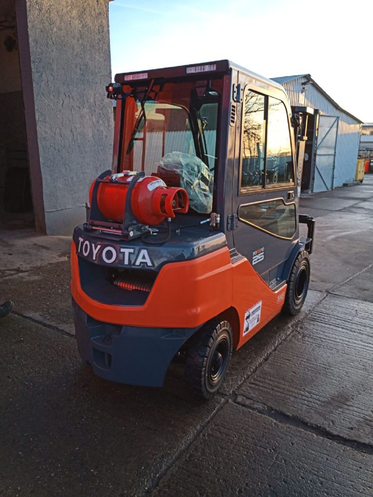 Toyota-02-8FGF25-Treibgasstapler-http://www.anders-gabelstapler.de