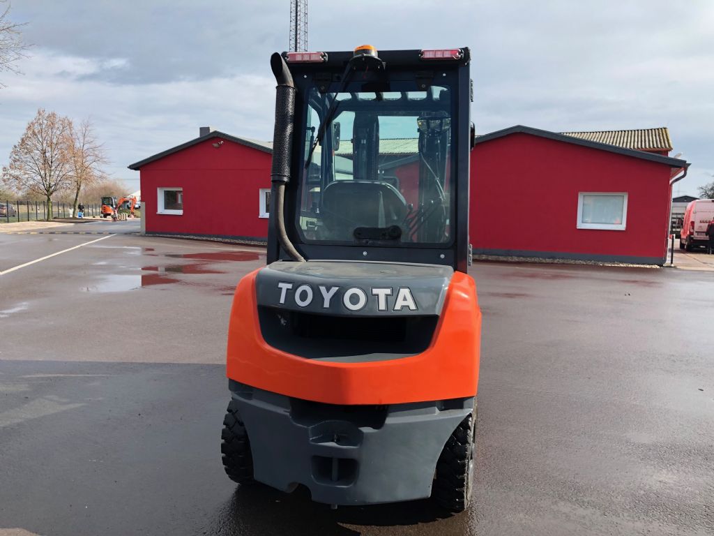 Toyota-02-8FDF25-Dieselstapler-http://www.anders-gabelstapler.de