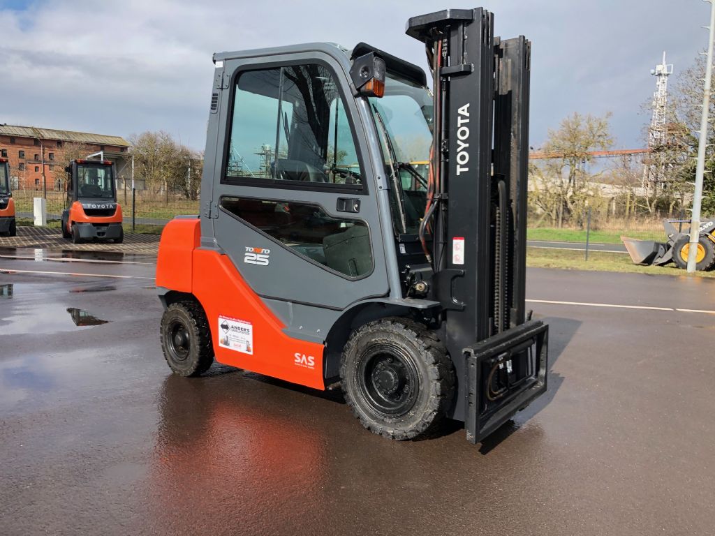 Toyota-02-8FDF25-Dieselstapler-http://www.anders-gabelstapler.de