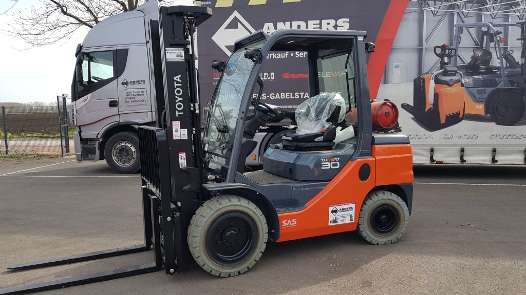Toyota-02-8FGF30-Treibgasstapler-http://www.anders-gabelstapler.de
