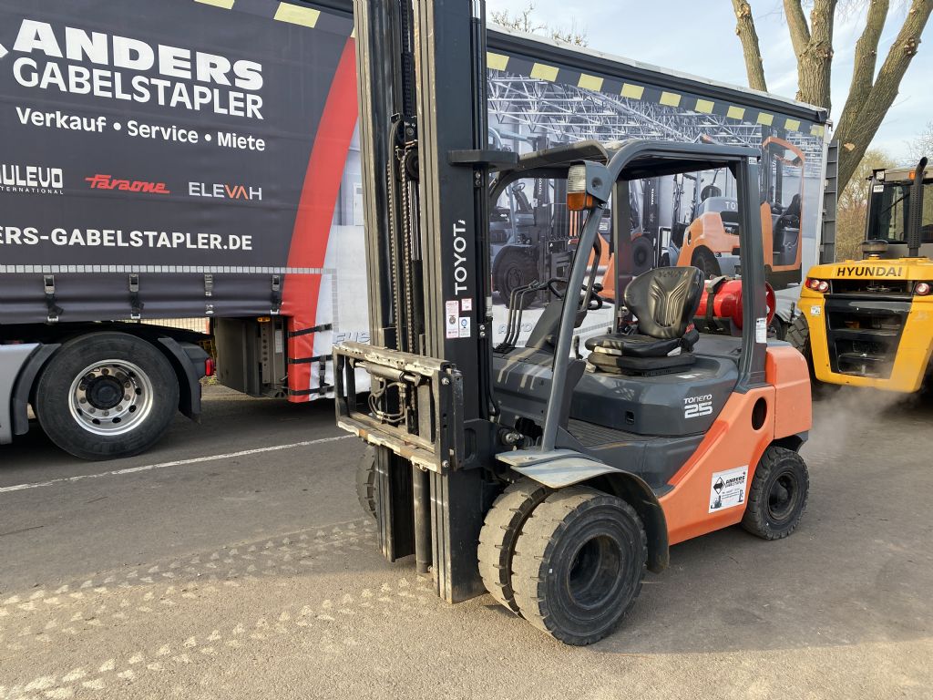 Toyota 02- 8FGF 25 Treibgasstapler www.anders-gabelstapler.de