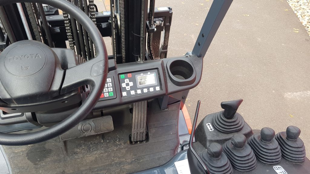 Toyota-8FBEK16T-Elektro 3 Rad-Stapler-http://www.anders-gabelstapler.de