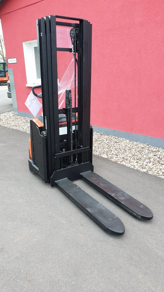 Toyota-SWE120L-Doppelstockstapler-http://www.anders-gabelstapler.de