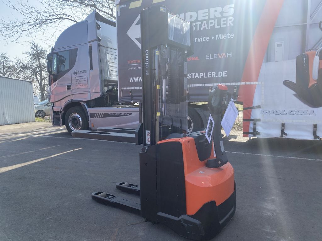 Toyota-SWE120L-Doppelstockstapler-http://www.anders-gabelstapler.de