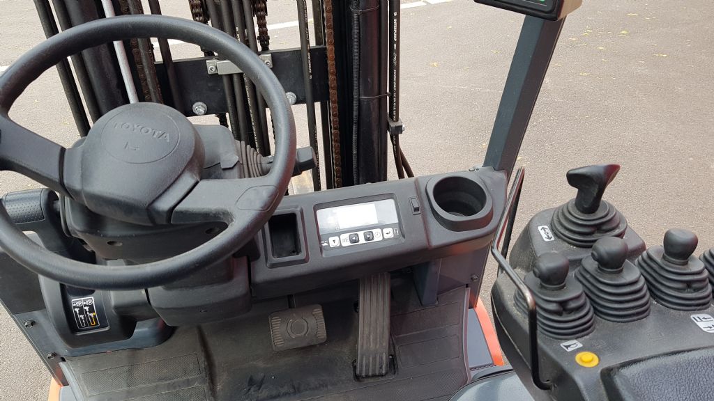 Toyota-8FBEKT16-Elektro 3 Rad-Stapler-http://www.anders-gabelstapler.de