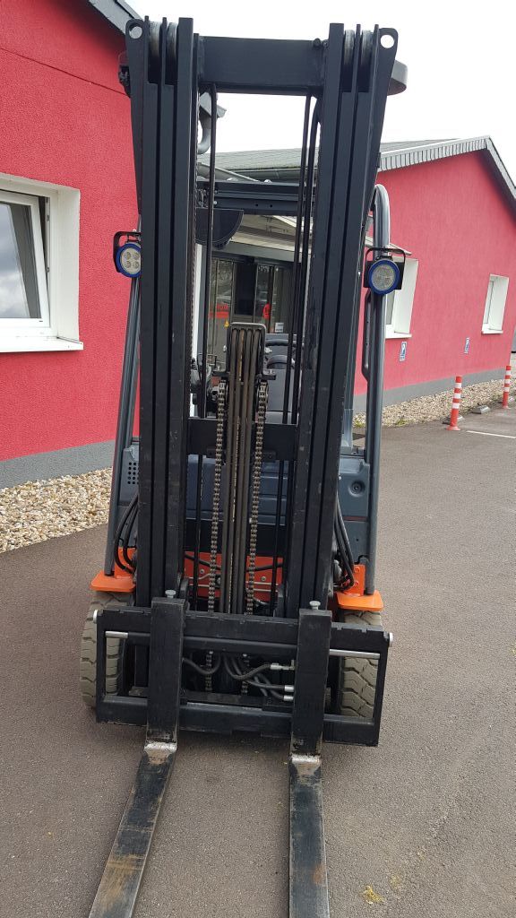 Toyota-8FBEKT16-Elektro 3 Rad-Stapler-http://www.anders-gabelstapler.de
