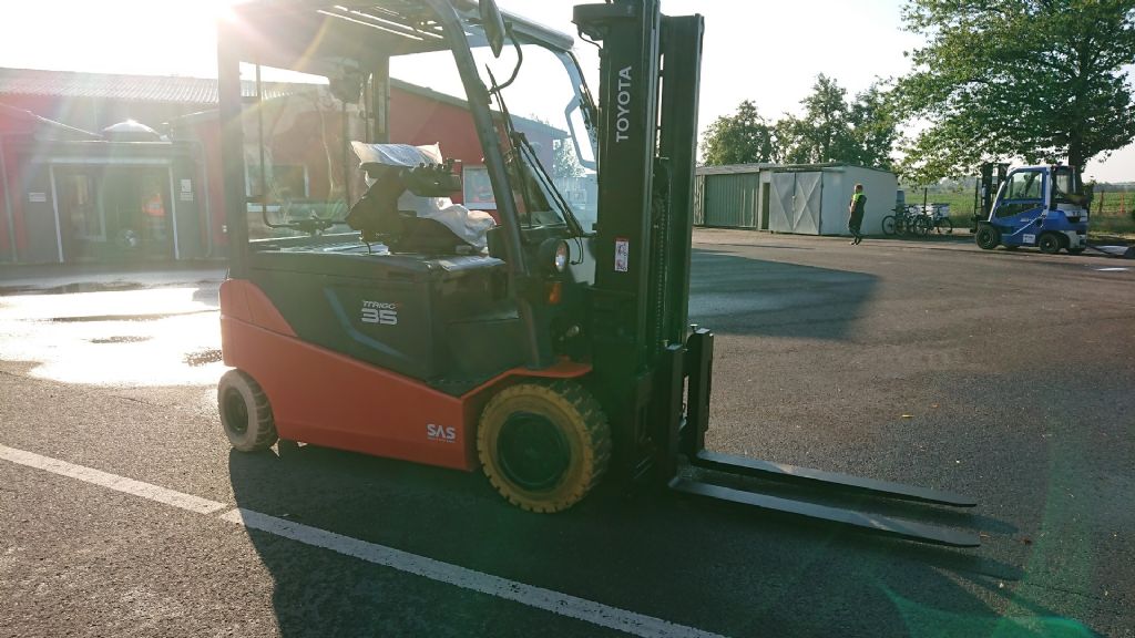 Toyota-8FBMT35-Elektro 4 Rad-Stapler-http://www.anders-gabelstapler.de
