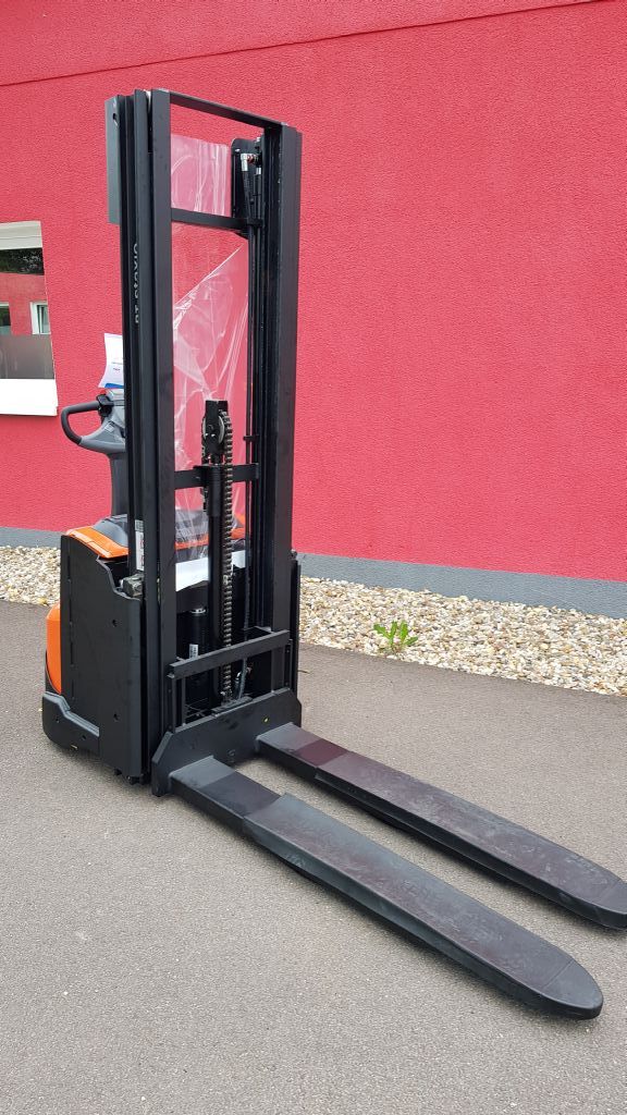 Toyota SWE120L Deichselstapler www.anders-gabelstapler.de