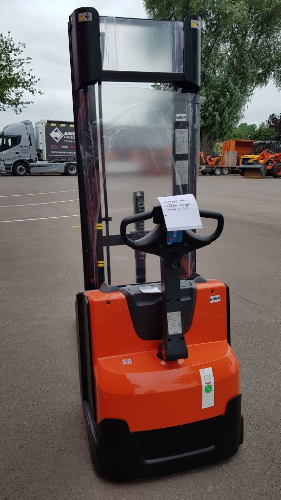 Toyota SWE140L Doppelstockstapler www.anders-gabelstapler.de
