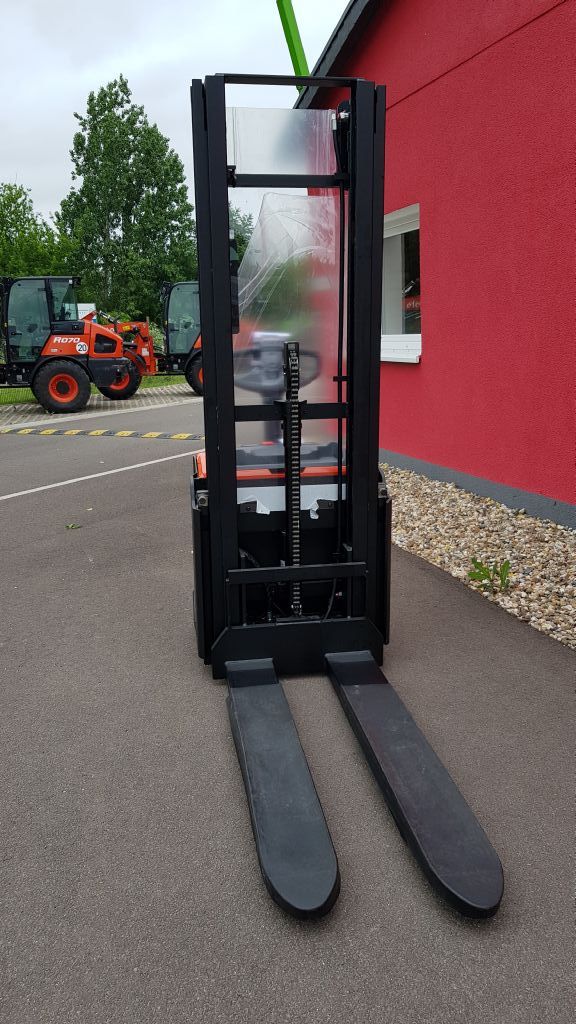 Toyota-SWE140L-Doppelstockstapler-http://www.anders-gabelstapler.de