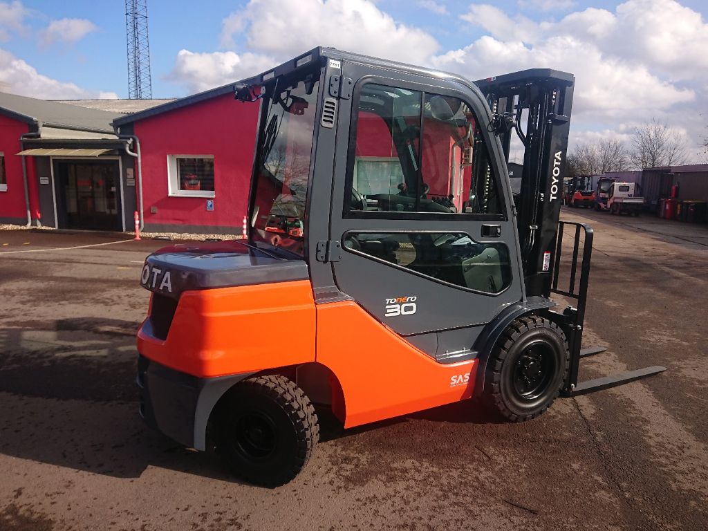 Toyota-02-8FDF30-Dieselstapler-http://www.anders-gabelstapler.de