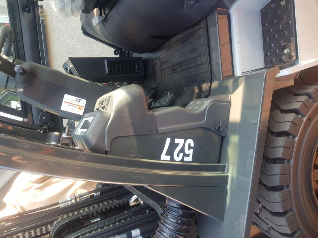 Unicarriers-DX 32 Gas-Treibgasstapler-www.andres-gabelstapler.de