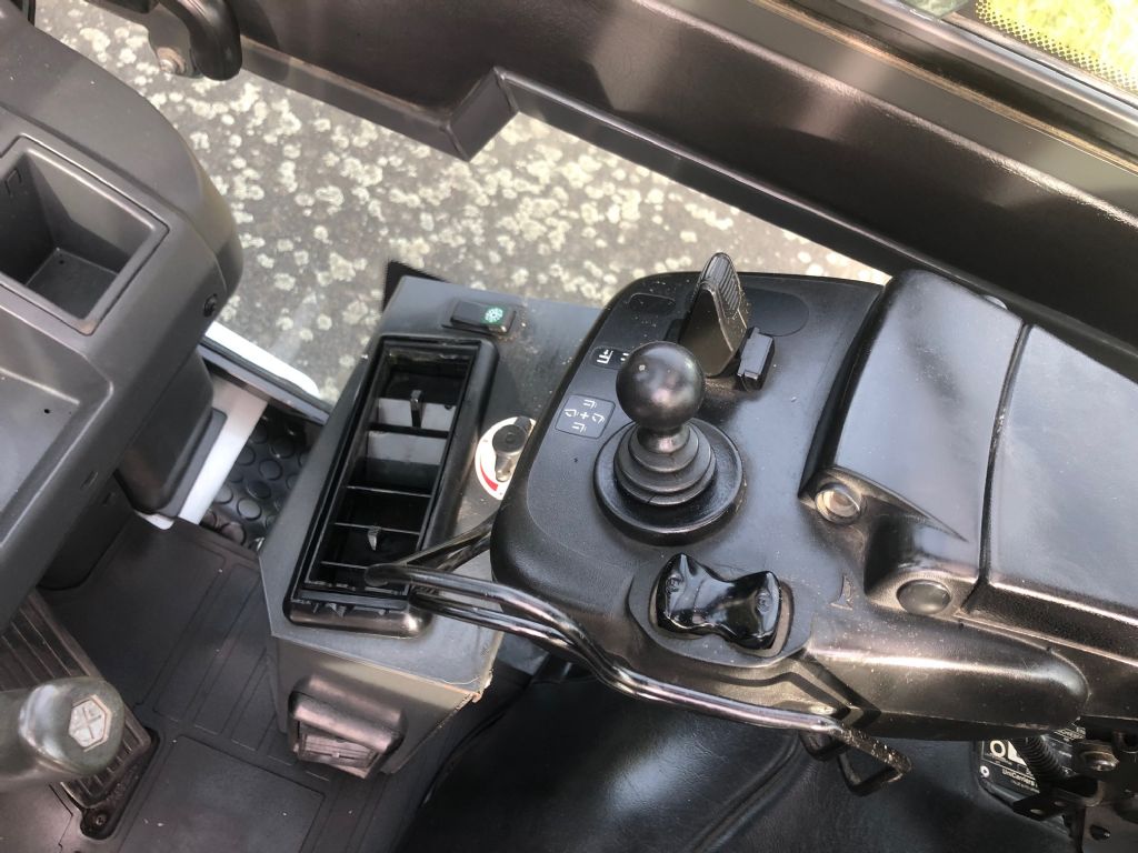 UniCarriers Y1D2A25Q (DX25) Dieselstapler www.staplerzentrum-leipzig.de UniCarriers Y1D2A25Q (DX25) Dieselstapler www.staplerzentrum-leipzig.de