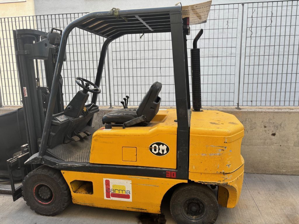 OM D30 SES Dieselstapler www.blaas-gabelstapler.com