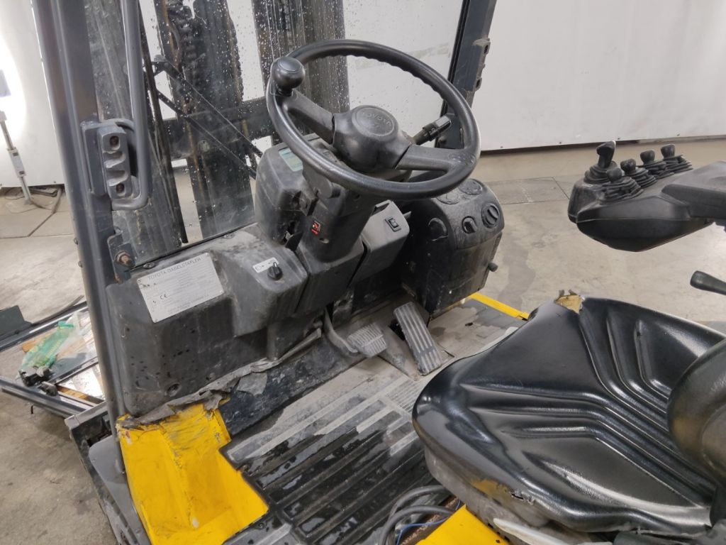 Toyota 7FBMF25 Electric 4-wheel forklift www.blackforxx.com