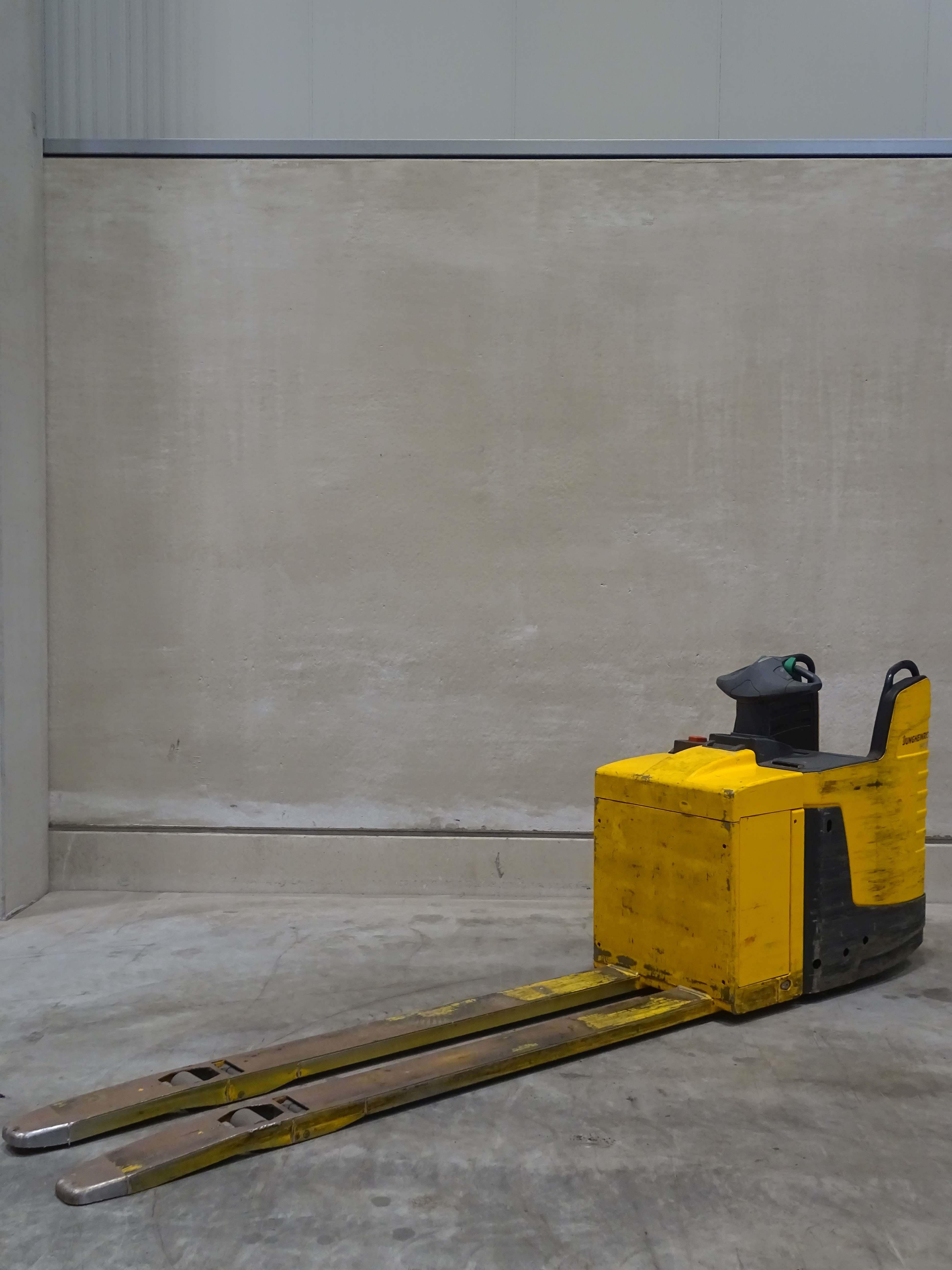 Jungheinrich ERE225/2400MM Pallettruck www.blackforxx.com