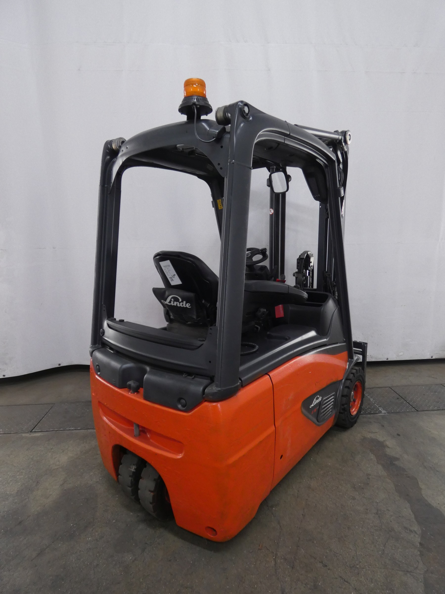 LINDE E16 Elektro 3 Rad-Stapler www.blackforxx.com